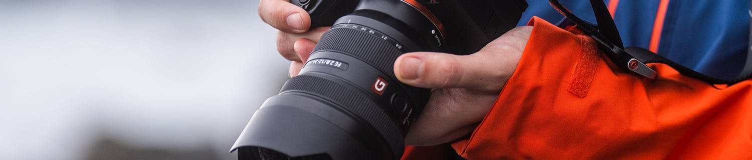 Sony A7R V i händerna på fotograf